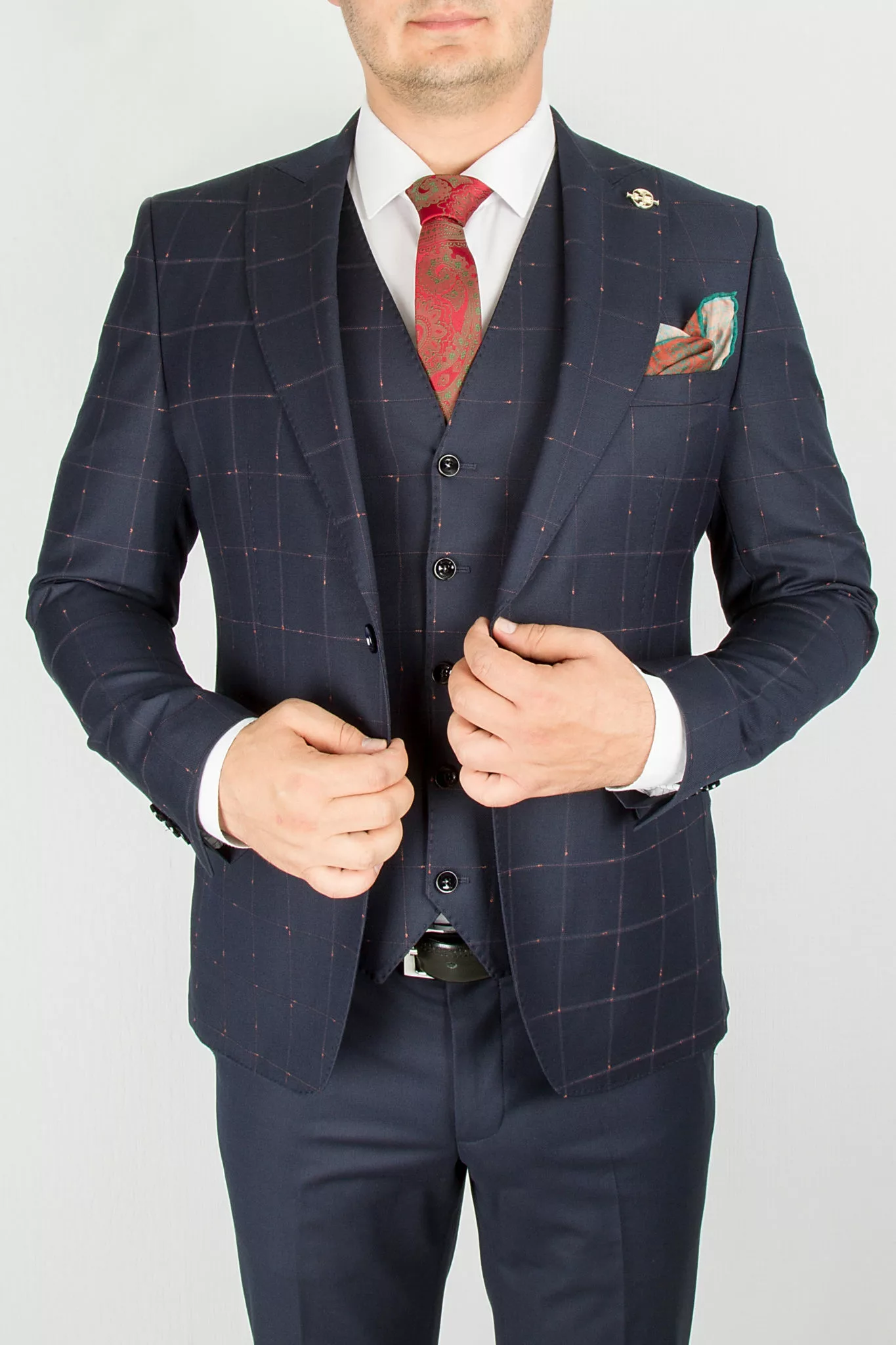 Синий костюм-тройка с клеточным пиджаком Каталог