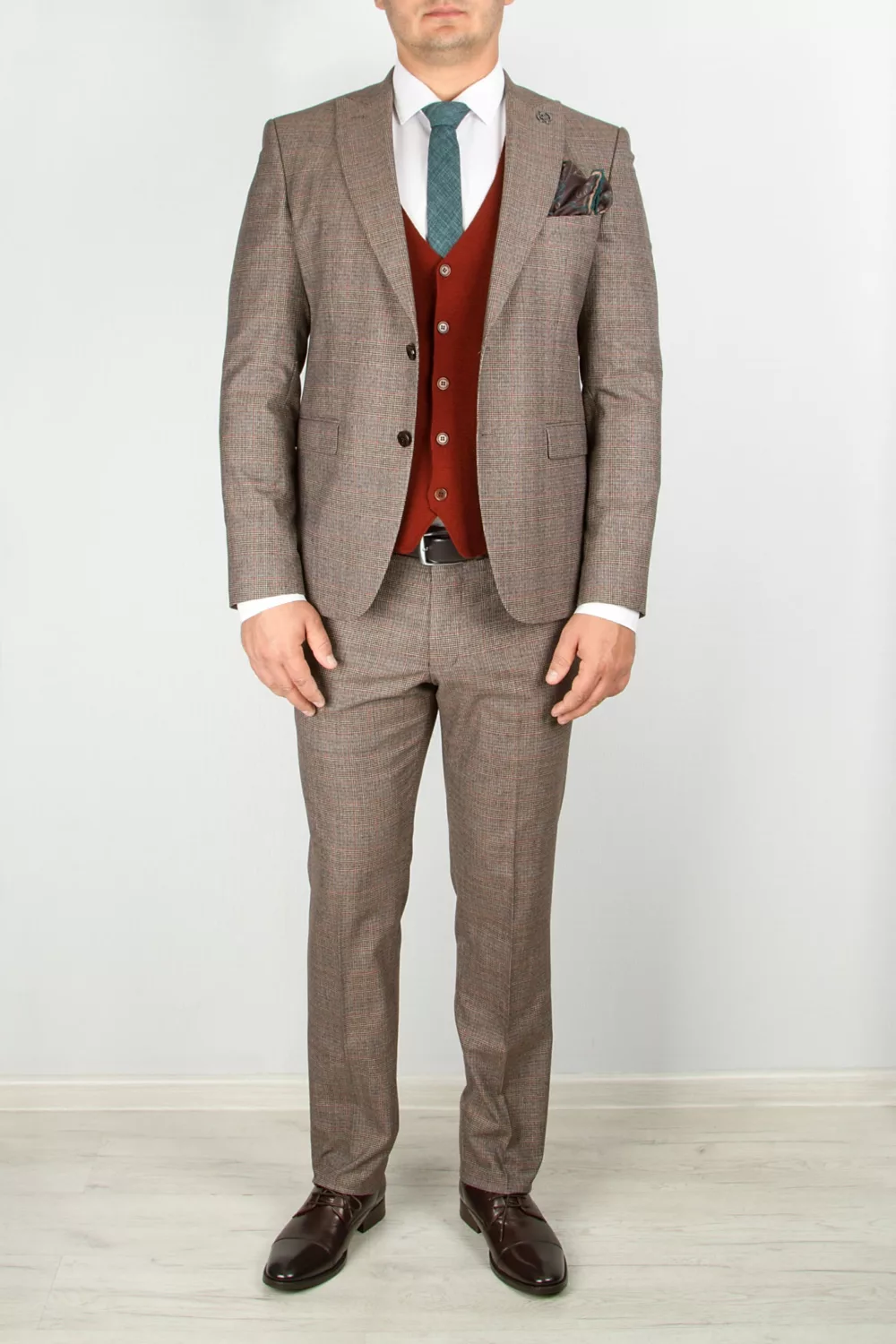 Костюм-тройка песочного цвета с трикотажным жилетом Каталог