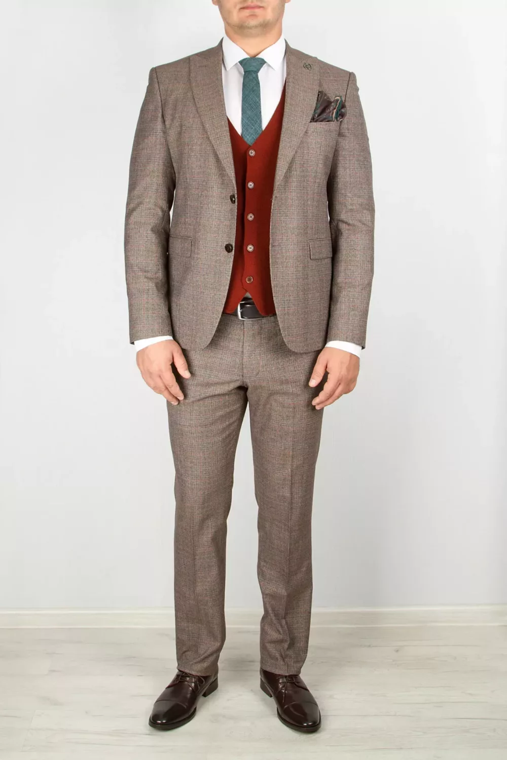 25 Костюм-тройка песочного цвета с трикотажным жилетом Каталог