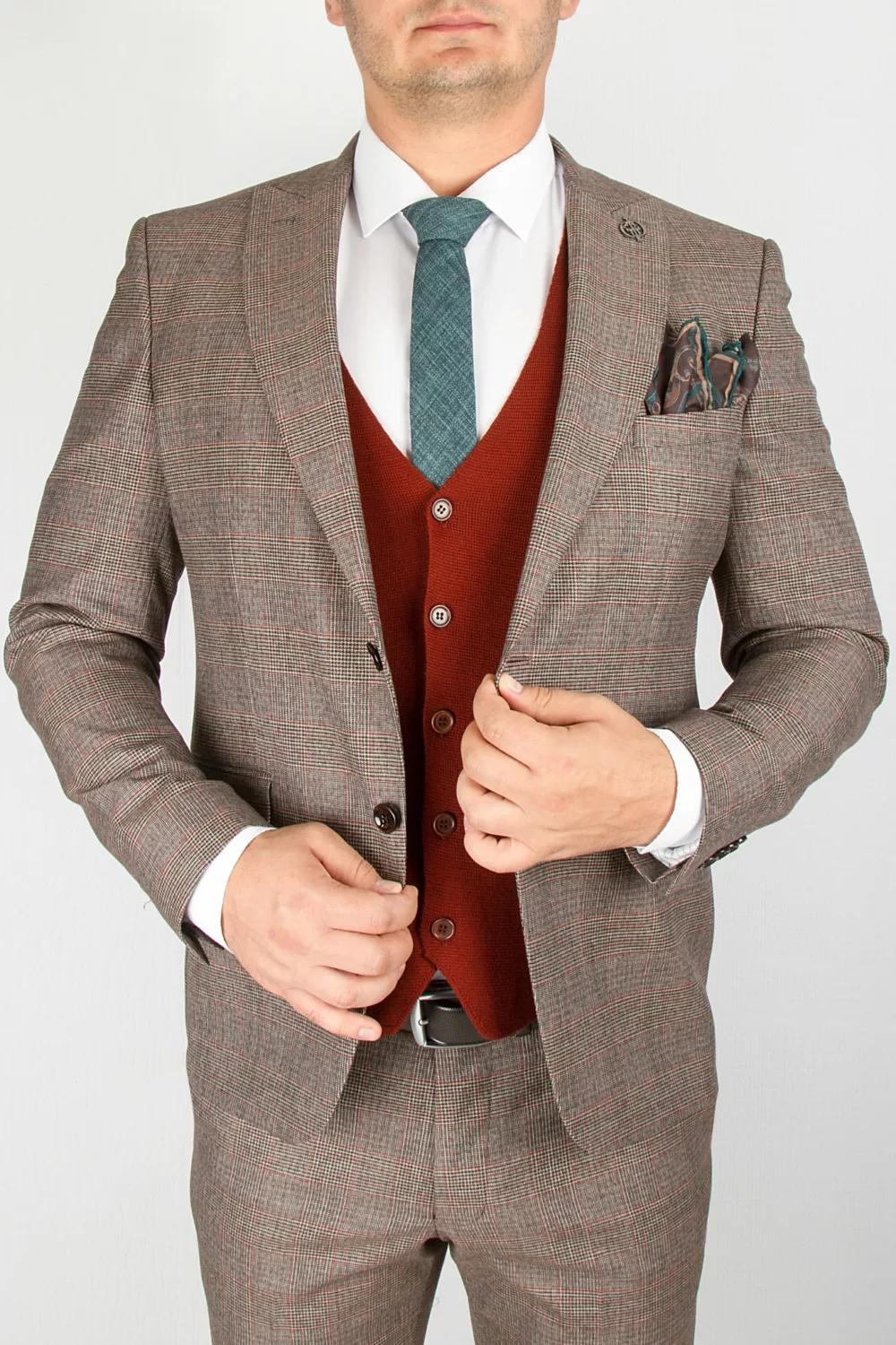 Костюм-тройка песочного цвета с трикотажным жилетом Каталог