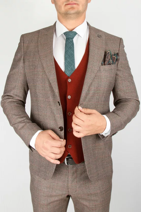 Костюм-тройка песочного цвета с трикотажным жилетом Каталог