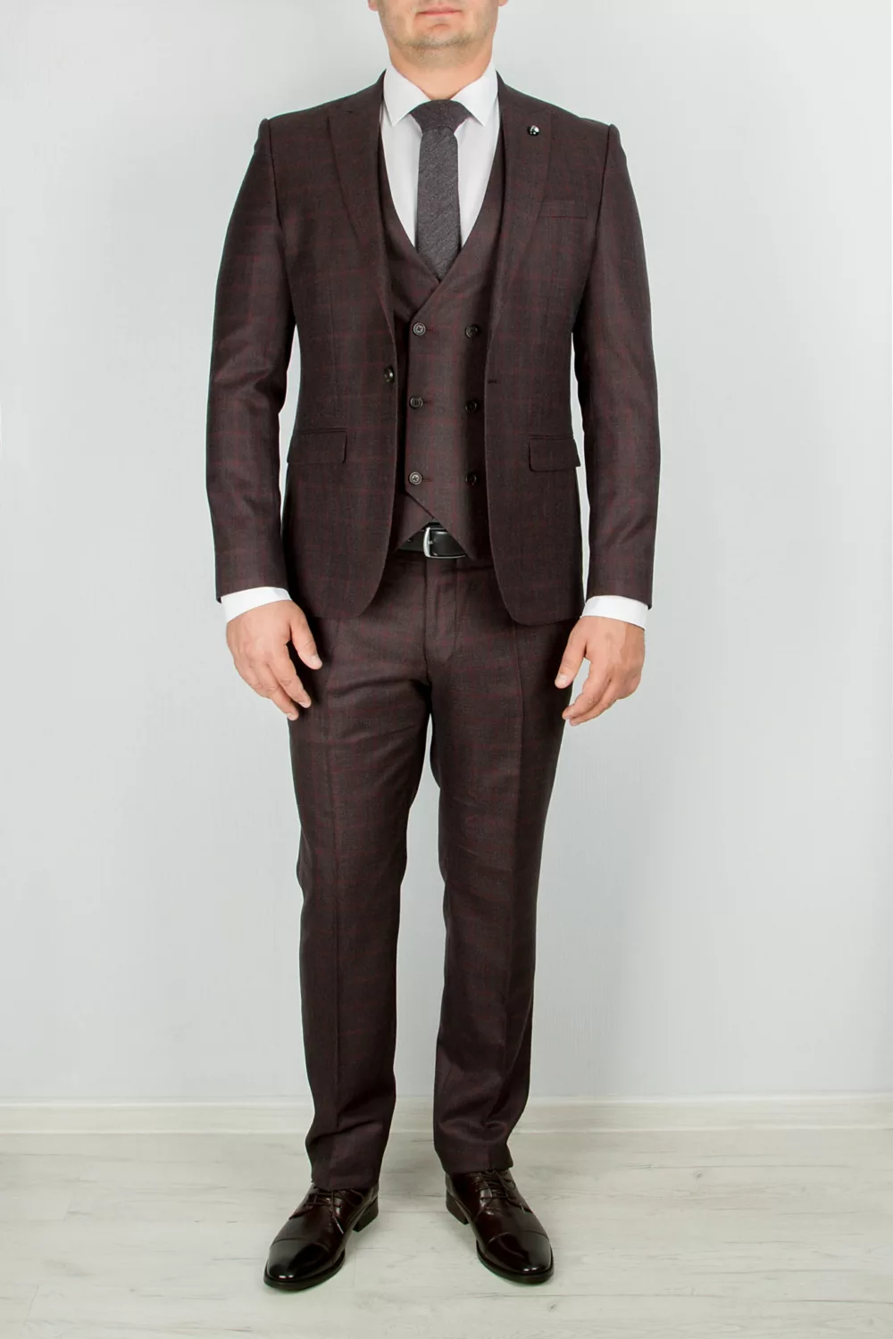 38 Костюм-тройка темно-бордового цвета в клетку Каталог