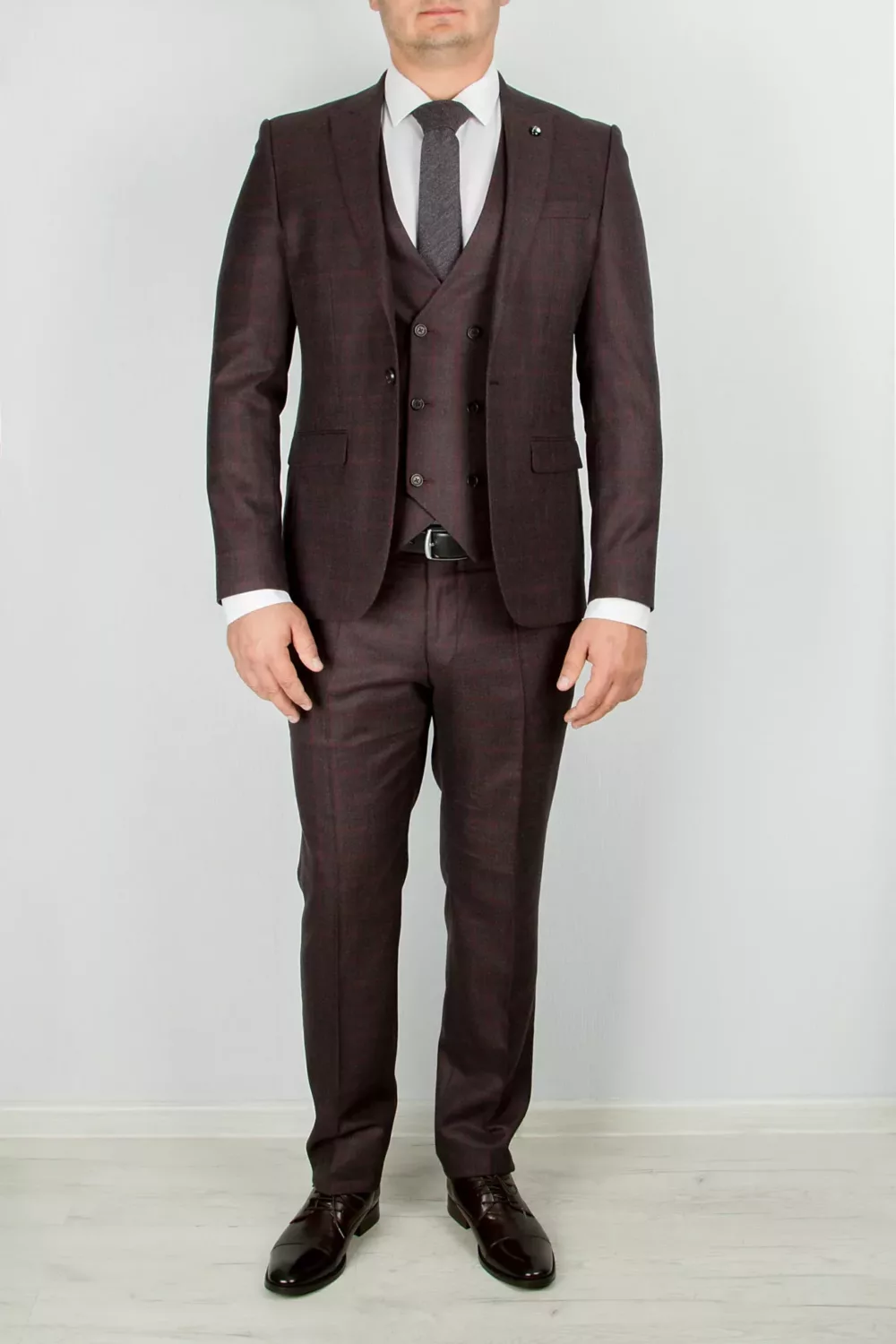 Костюм-тройка темно-бордового цвета в клетку Каталог