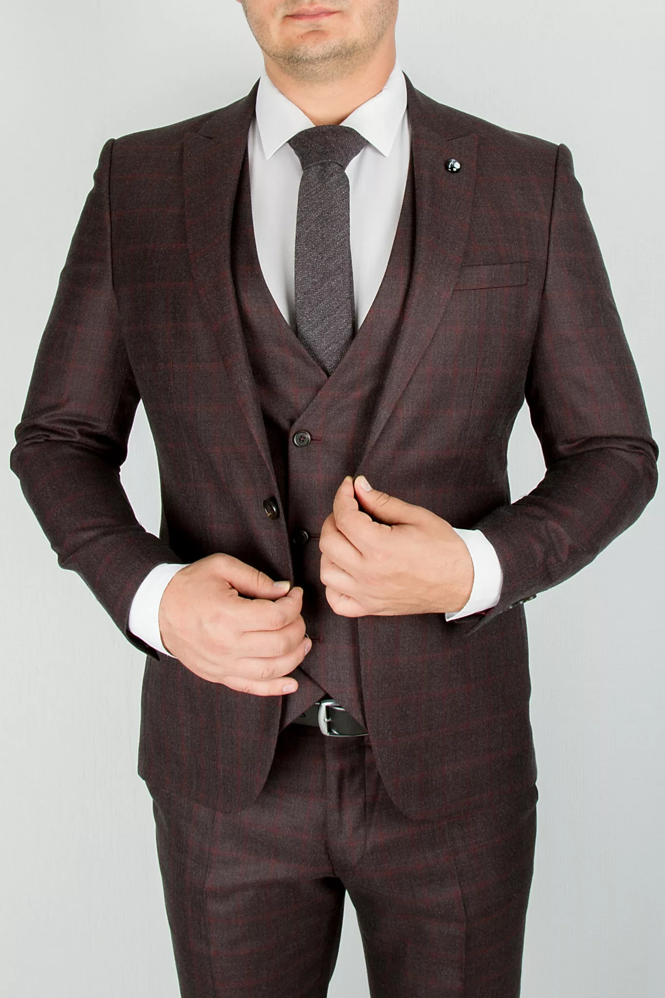 Костюм-тройка темно-бордового цвета в клетку Каталог