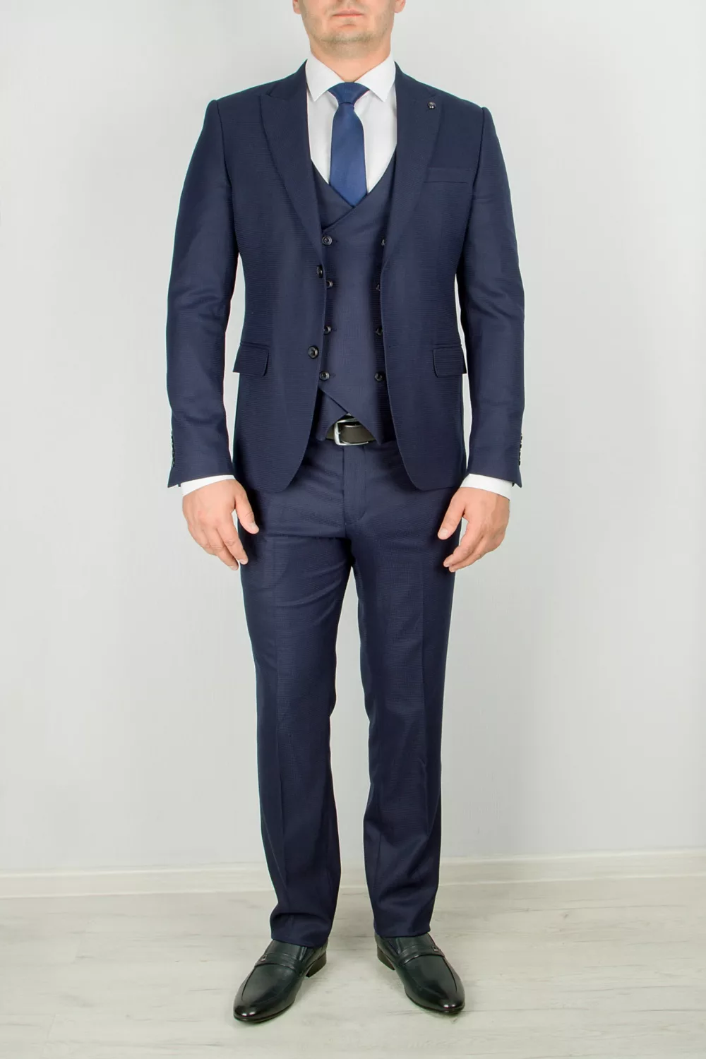 Костюм-тройка синего цвета приталенная модель Каталог