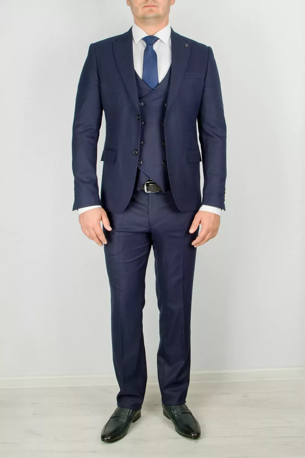 Костюм-тройка синего цвета приталенная модель Вечерние мужские костюмы
