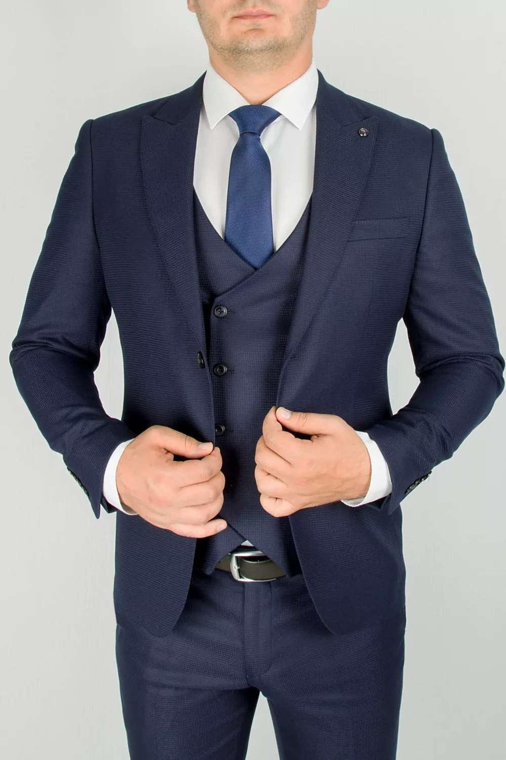 Костюм-тройка синего цвета приталенная модель Каталог