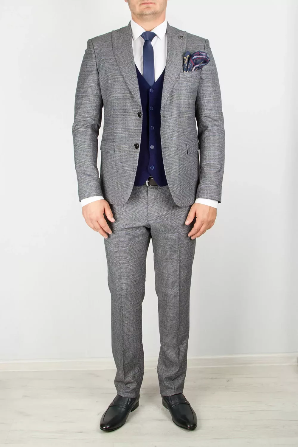 78 Костюм-тройка серого цвета с трикотажным синим жилетом Каталог
