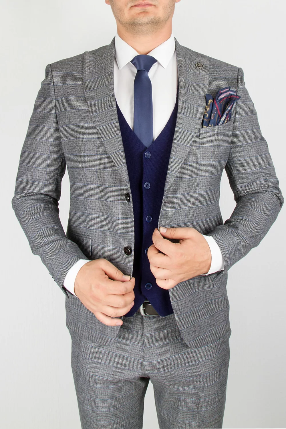 Костюм-тройка серого цвета с трикотажным синим жилетом Каталог