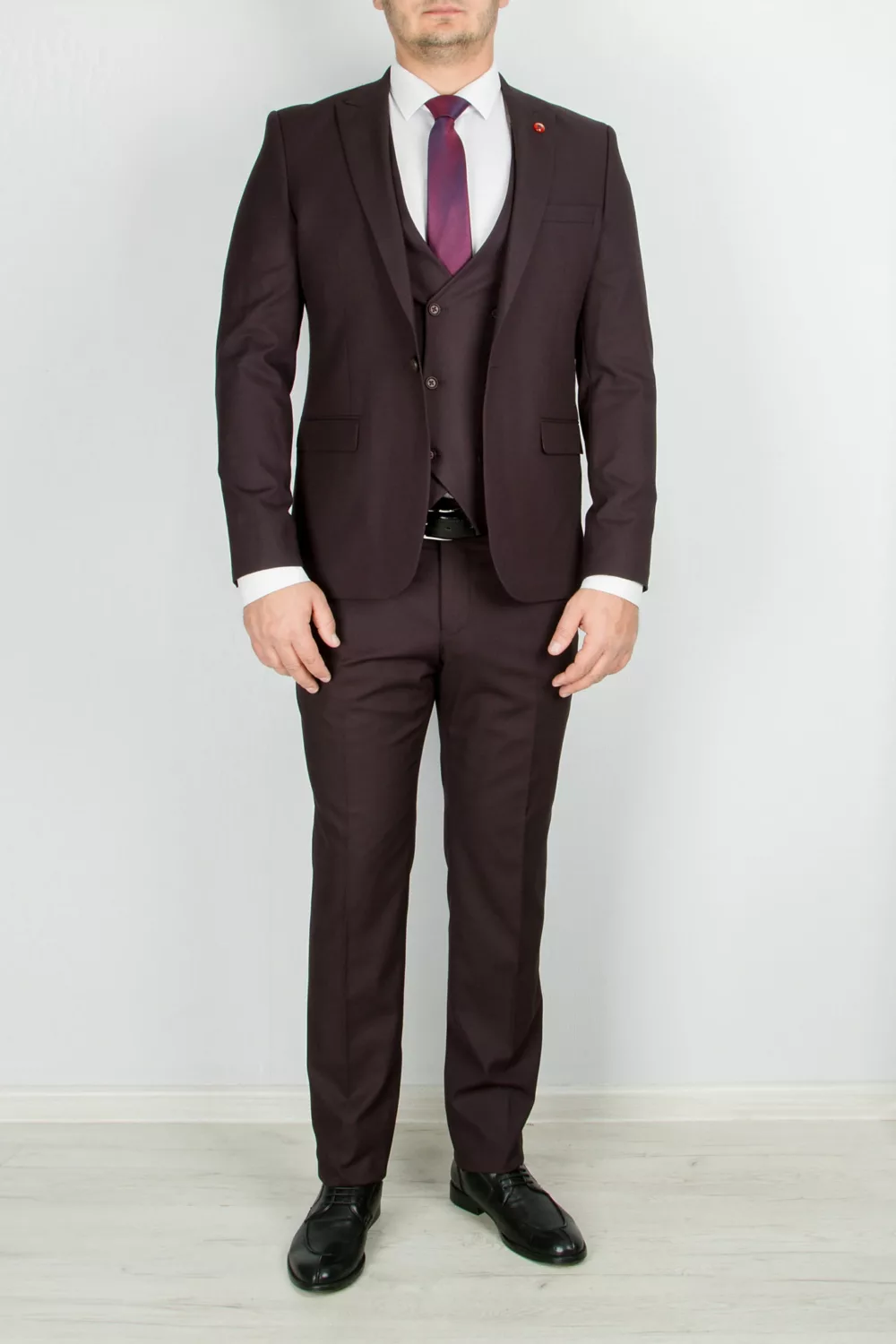 43 Костюм-тройка темно-бордового цвета Вечерние мужские костюмы