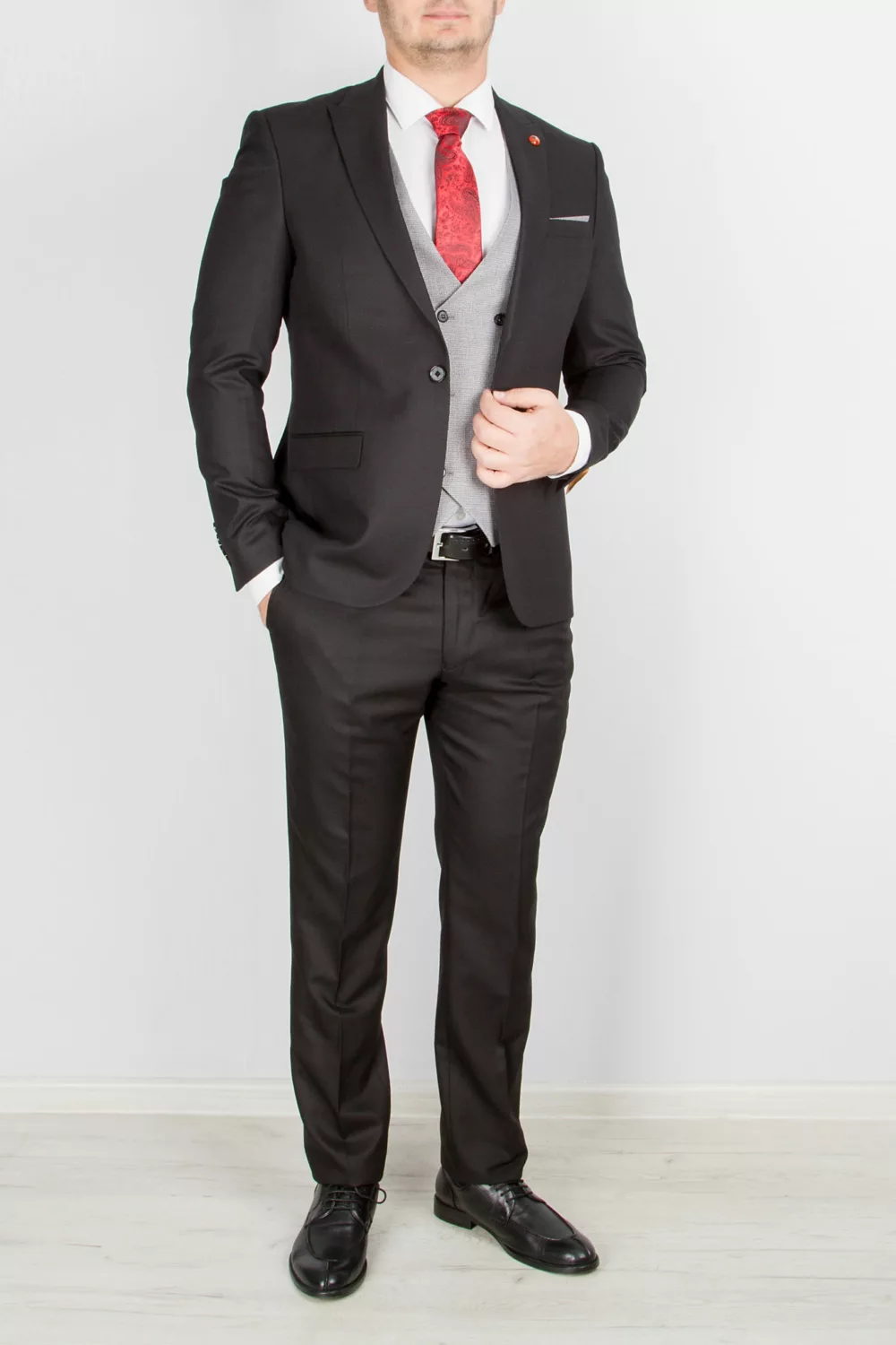 Костюм-тройка черного цвета с серым жилетом Каталог
