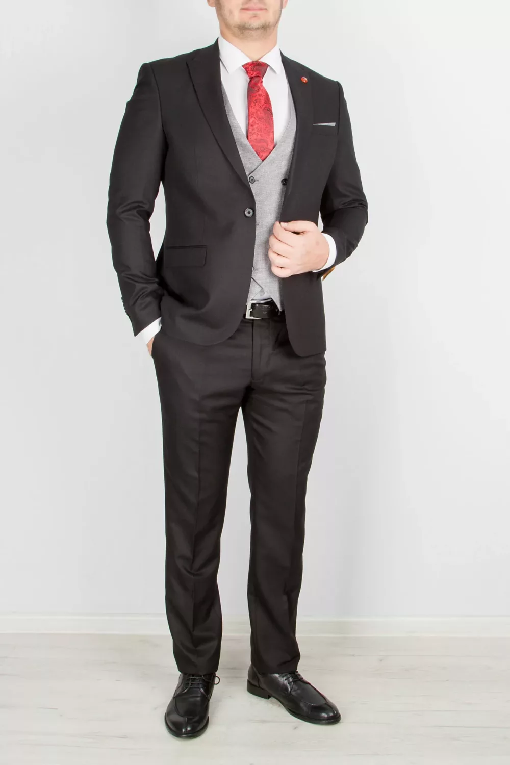 Костюм-тройка черного цвета с серым жилетом Каталог