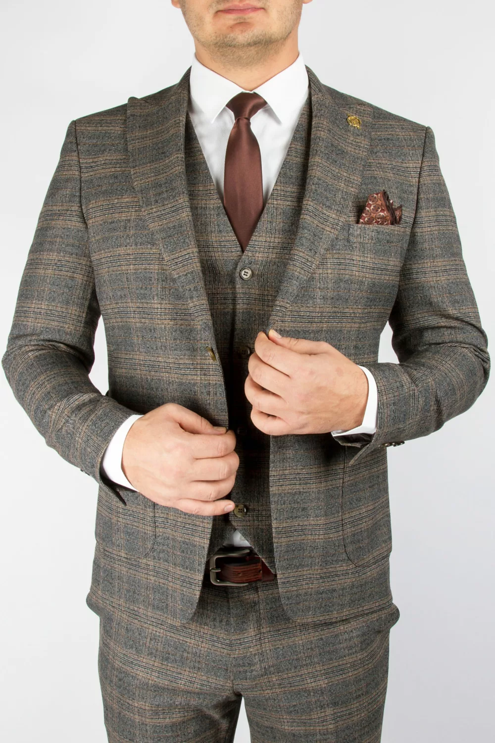 Костюм-тройка серого цвета в песочную клетку Каталог