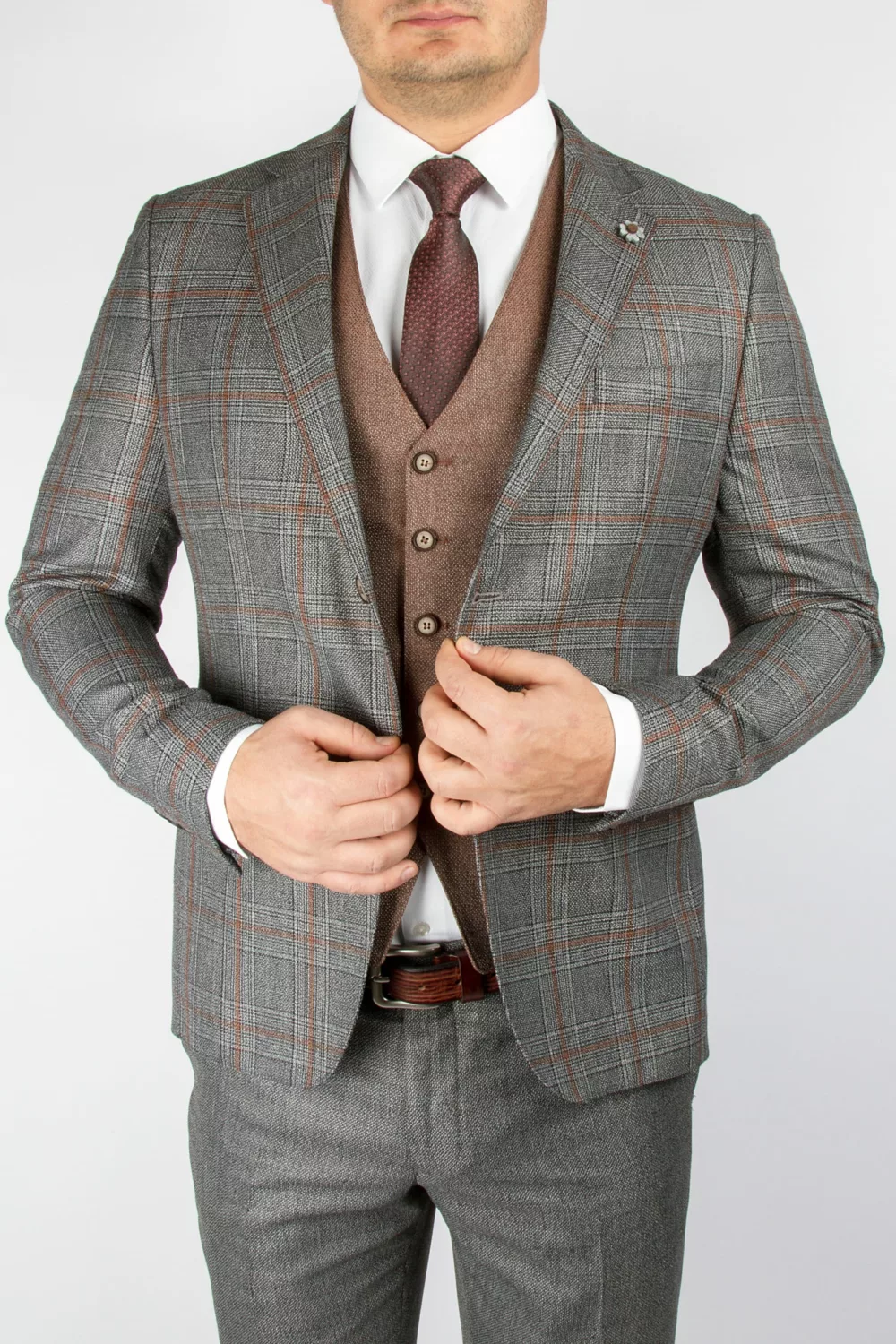 Костюм-тройка серого цвета в клетку комбинированная модель Каталог