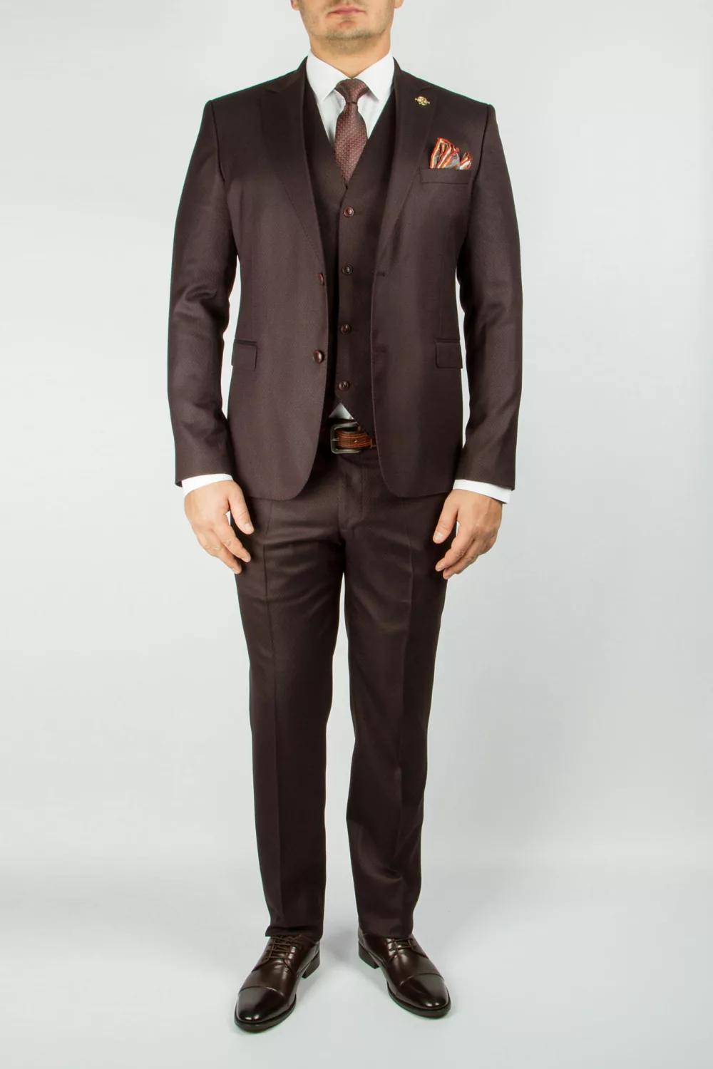 31 Костюм-тройка с фактурной тканью, бордового цвета Каталог