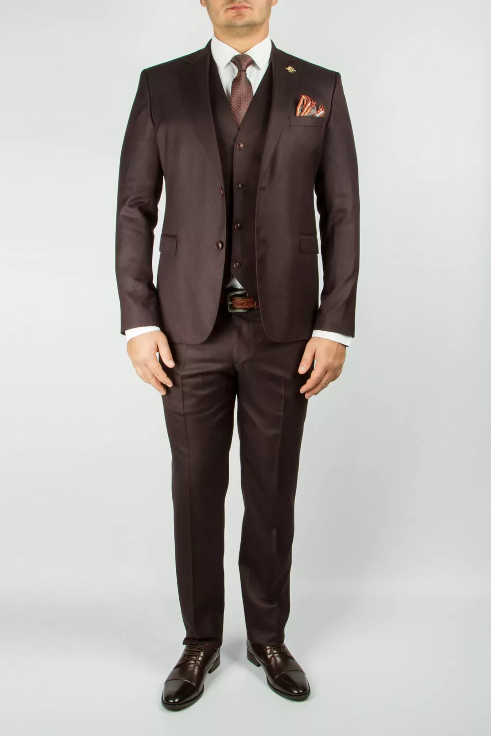 31 Костюм-тройка с фактурной тканью, бордового цвета Каталог