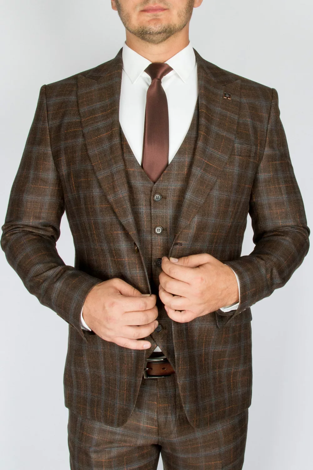 Костюм-тройка коричневого цвета в серую клетку Каталог