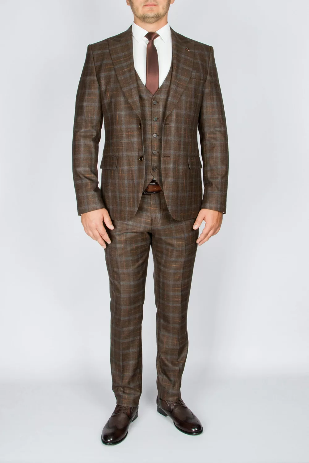Костюм-тройка коричневого цвета в серую клетку Каталог