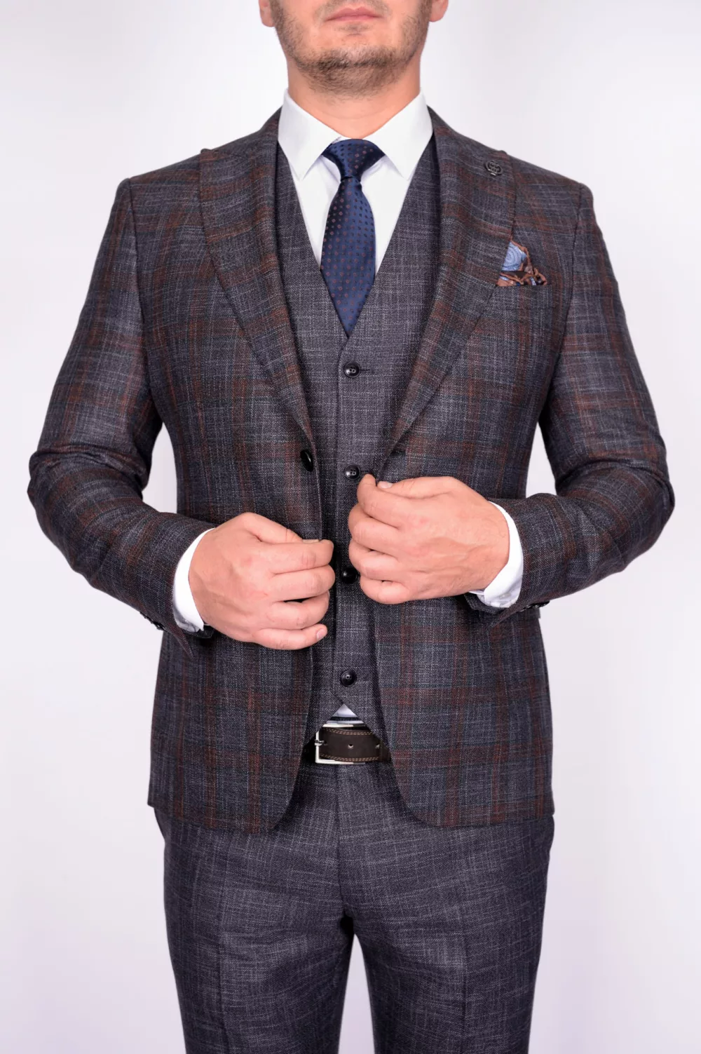 Костюм-тройка серого цвета с клеточным пиджаком Вечерние мужские костюмы