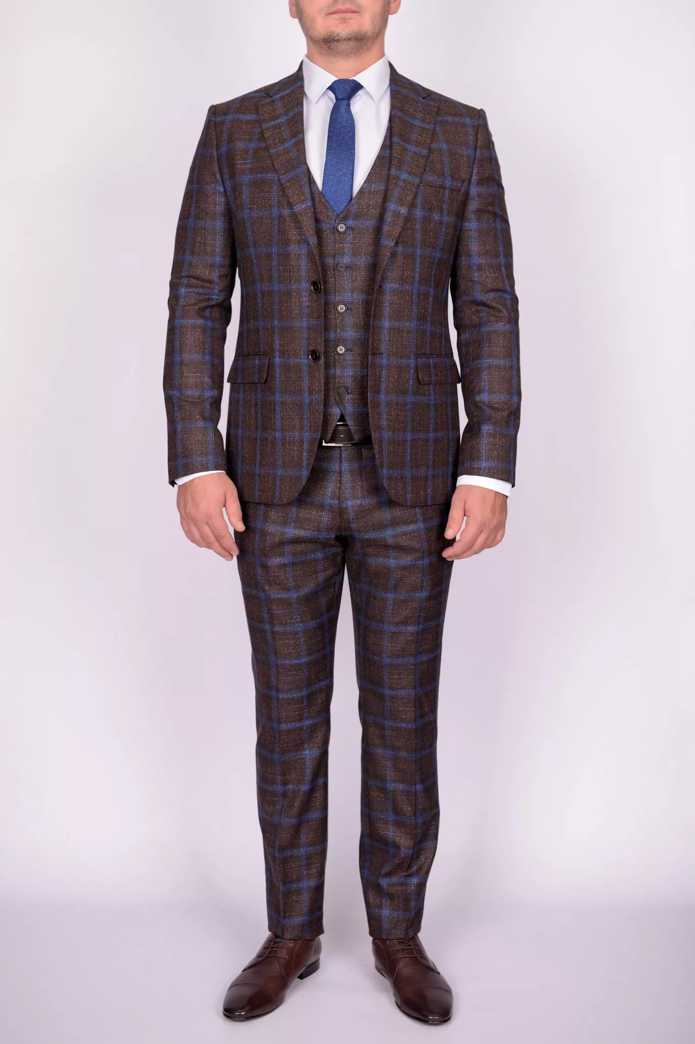 ODS_1279_00020 Костюм-тройка коричневого цвета в крупную клетку Вечерние мужские костюмы