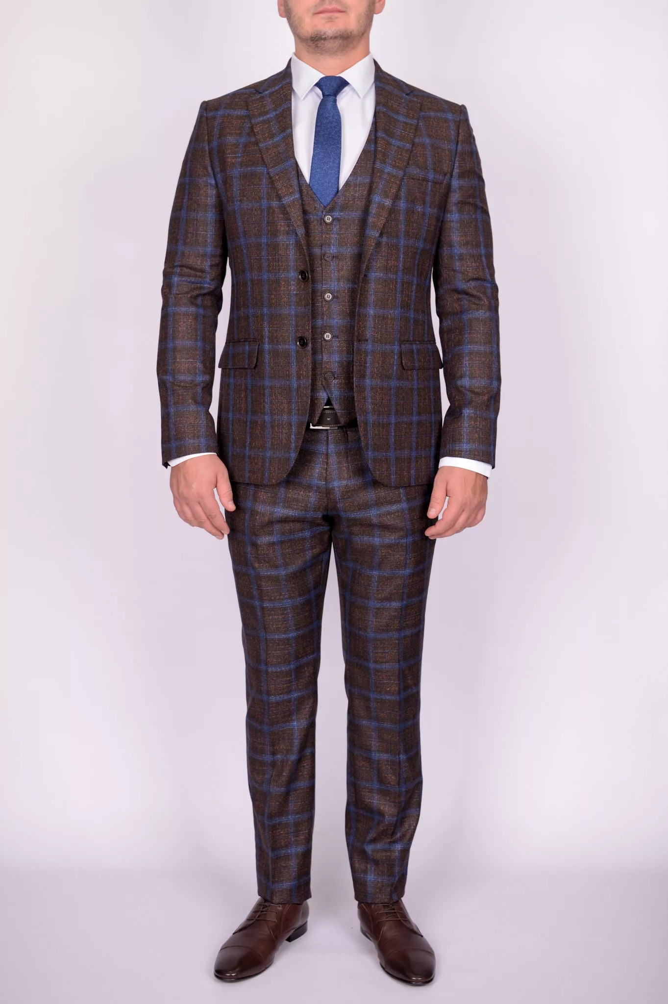 ODS_1279_00020 Костюм-тройка коричневого цвета в крупную клетку Вечерние мужские костюмы