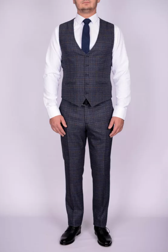 Костюм-тройка серого цвета в клетку Каталог