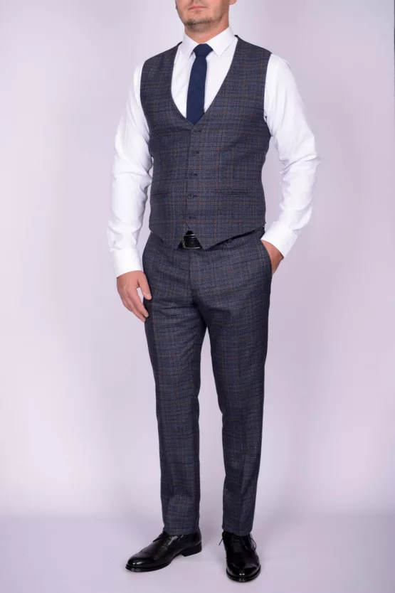 Костюм-тройка серого цвета в клетку Каталог