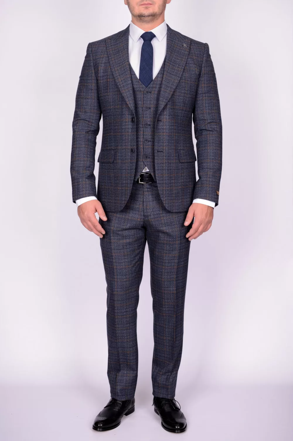 ODS_1299_00031 Костюм-тройка серого цвета в клетку Каталог