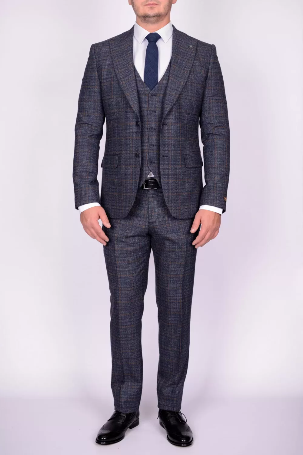 ODS_1299_00031 Костюм-тройка серого цвета в клетку Каталог