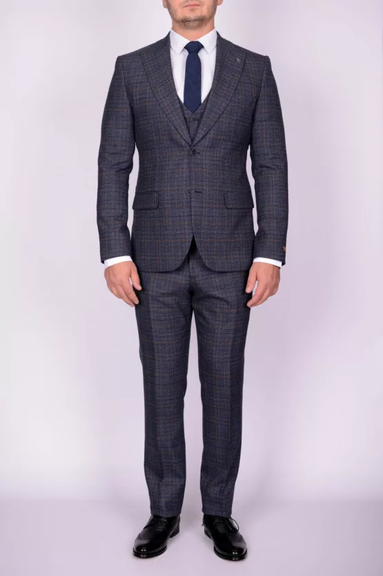 Костюм-тройка серого цвета в клетку Каталог