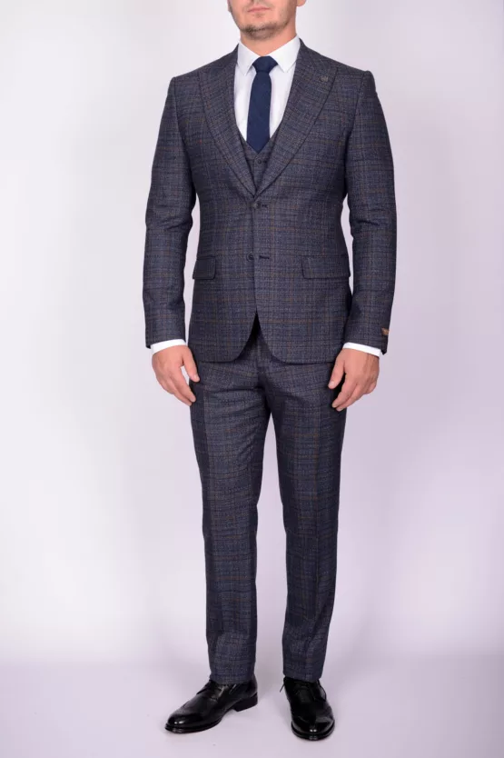Костюм-тройка серого цвета в клетку Каталог
