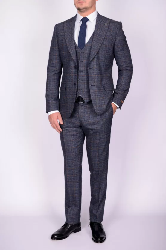 Костюм-тройка серого цвета в клетку Каталог