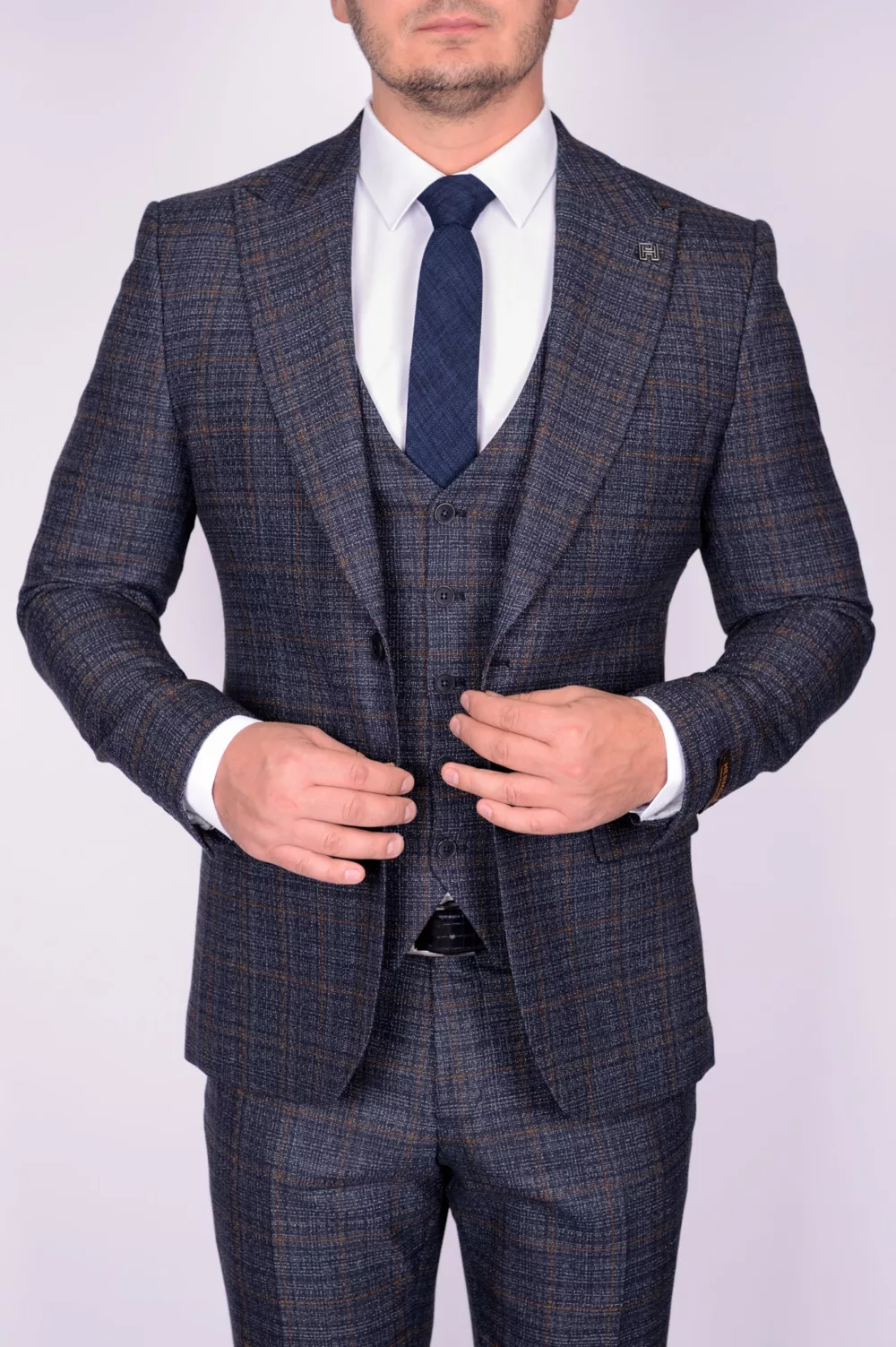 Костюм-тройка серого цвета в клетку Каталог