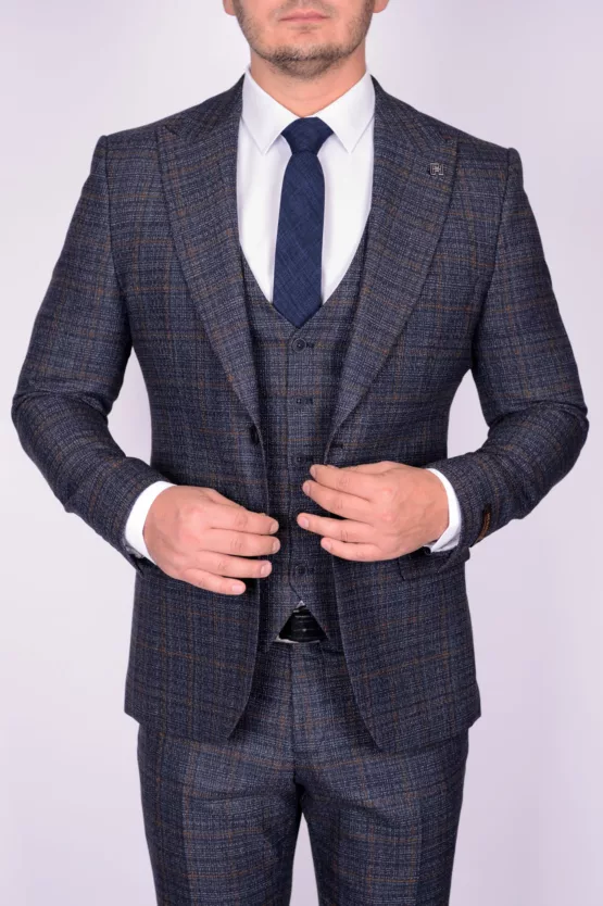 Костюм-тройка серого цвета в клетку Каталог