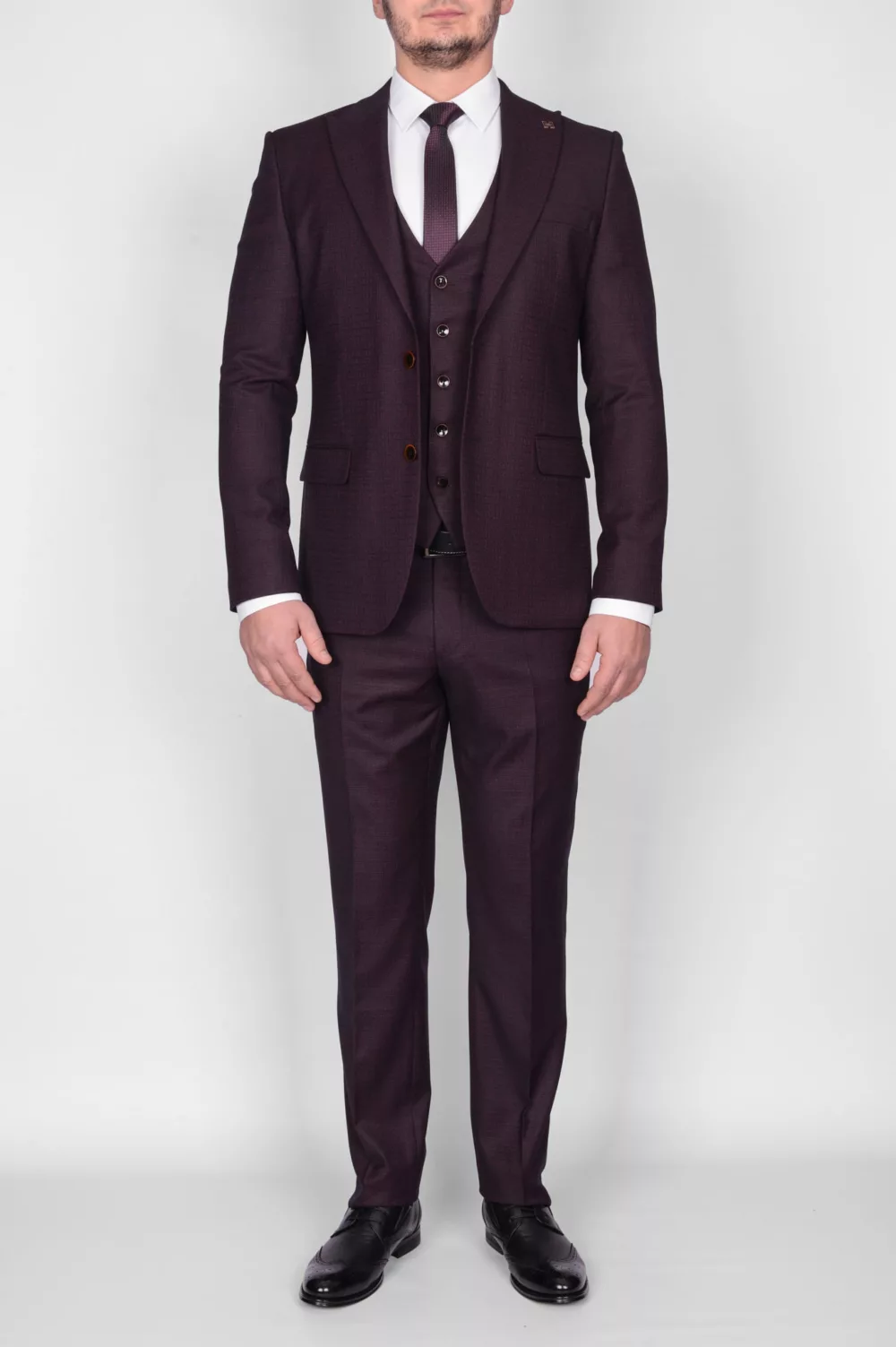 ODS_1465_00037 Костюм-тройка вишневого цвета с выработкой Каталог