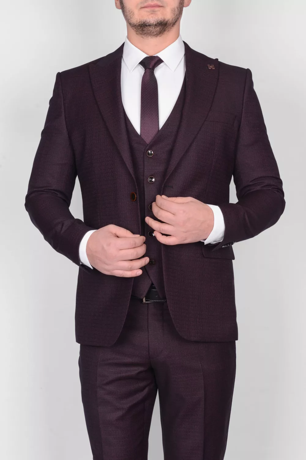 Костюм-тройка вишневого цвета с выработкой Каталог