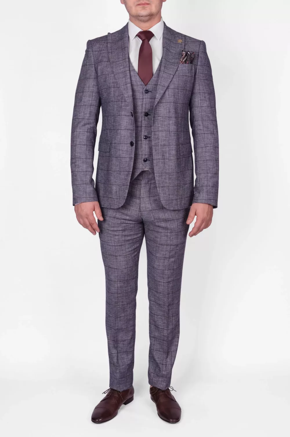 Костюм-тройка светло-серого цвета в марсаловую клетку Каталог