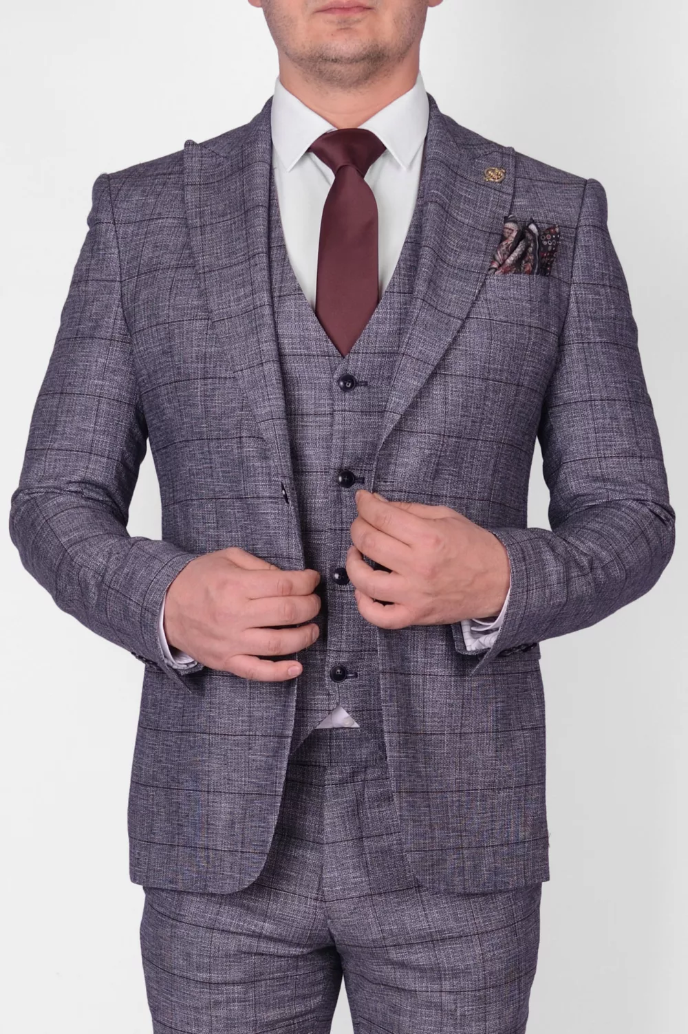 Костюм-тройка светло-серого цвета в марсаловую клетку Каталог