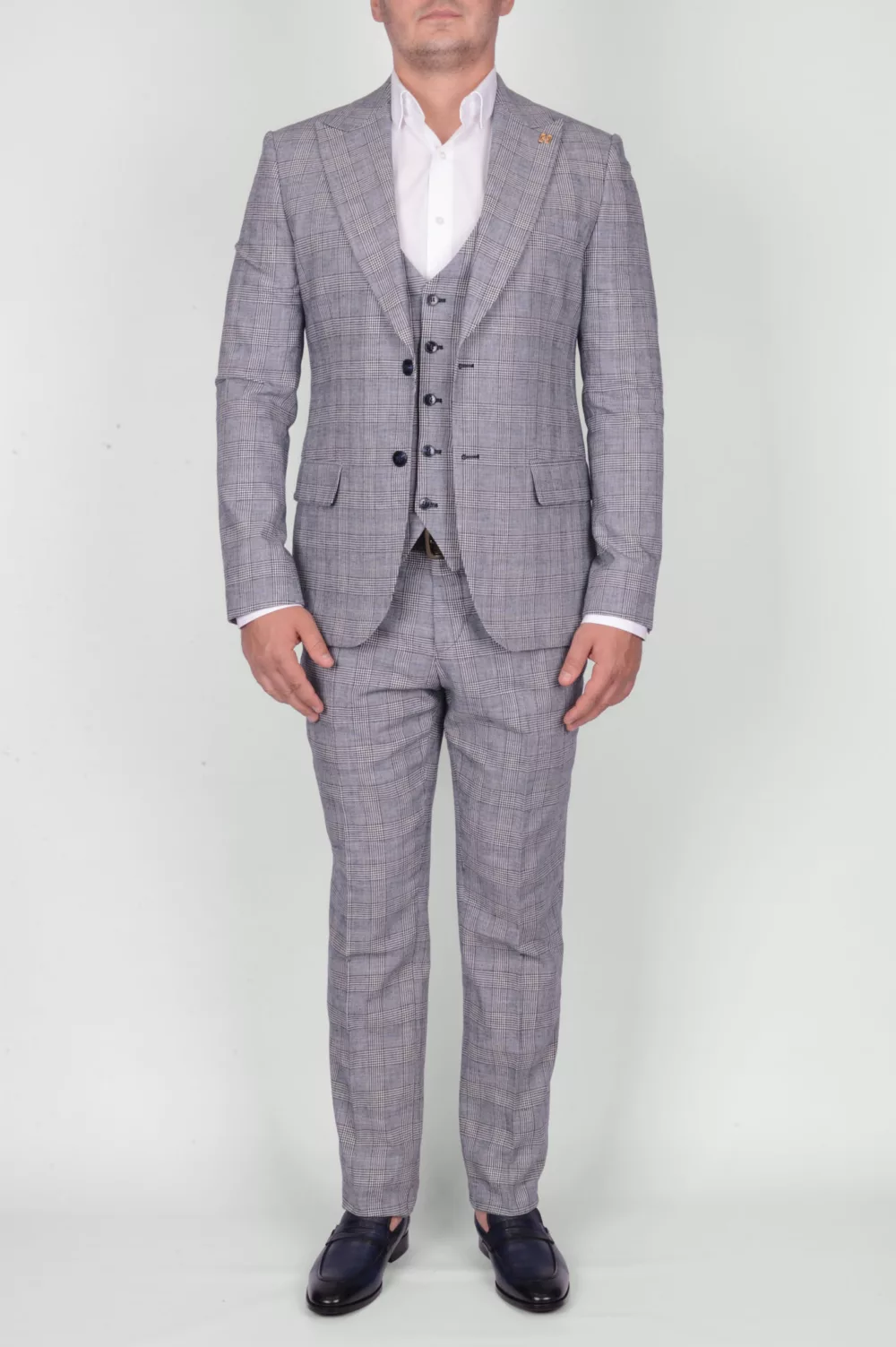 Костюм-тройка светло-серого цвета в клетку Каталог