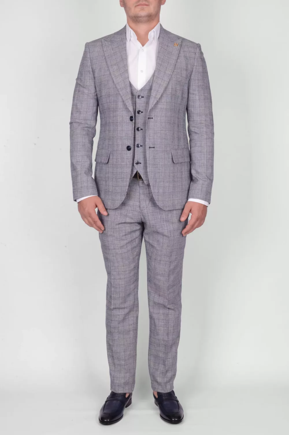 Костюм-тройка светло-серого цвета в клетку Каталог