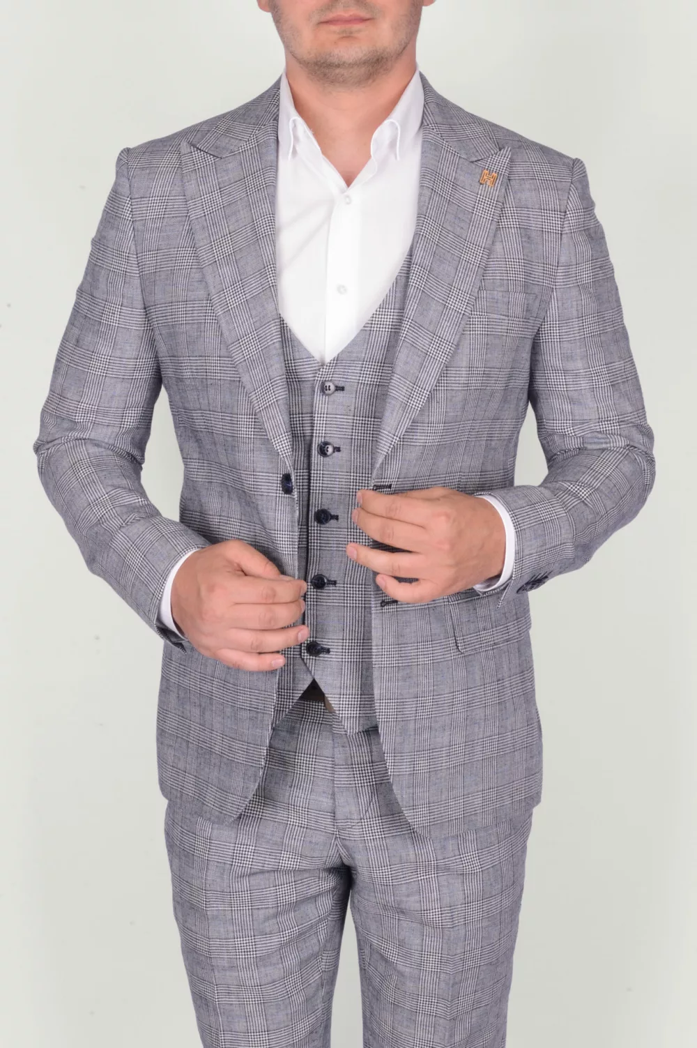 Костюм-тройка светло-серого цвета в клетку Каталог