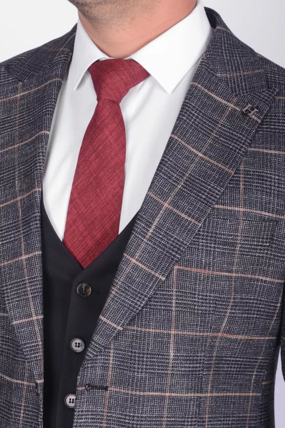 Костюм-тройка в крупную клетку с однотонными брюками Каталог