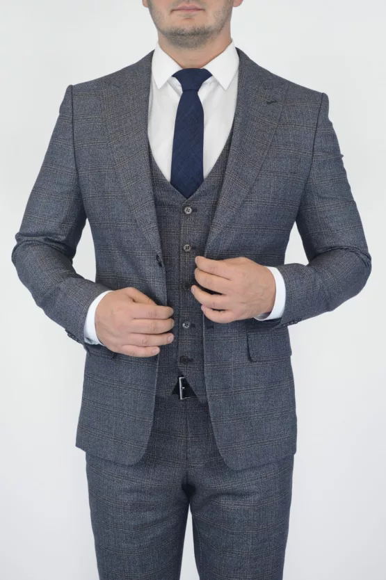 Серый костюм-тройка в песочную клетку Каталог