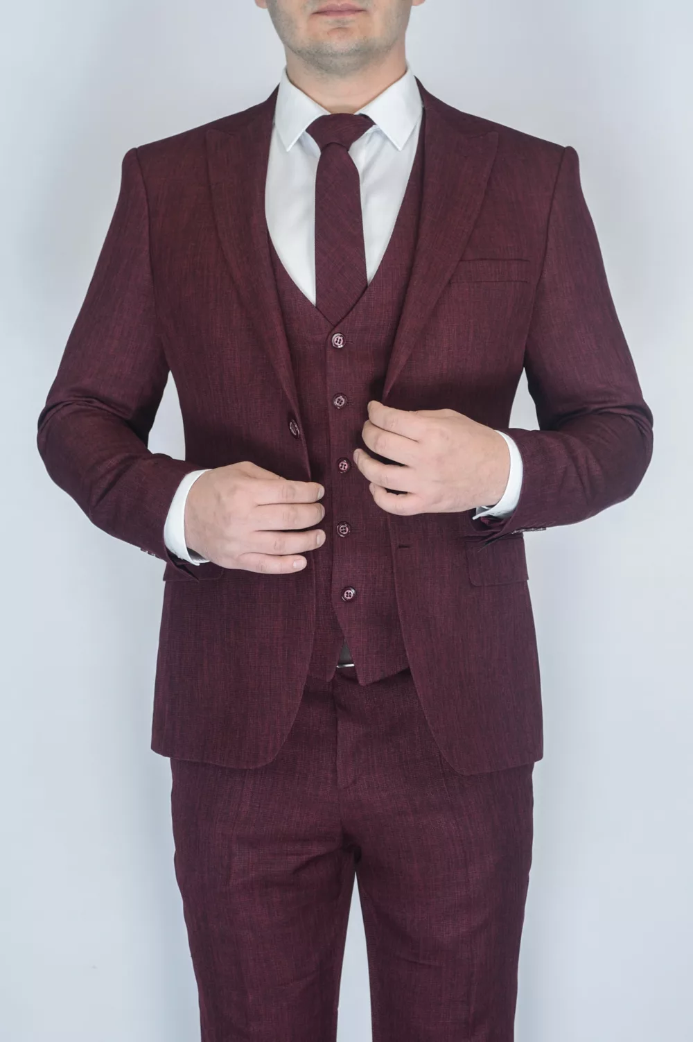 Костюм-тройка насыщенно бордового цвета Вечерние мужские костюмы