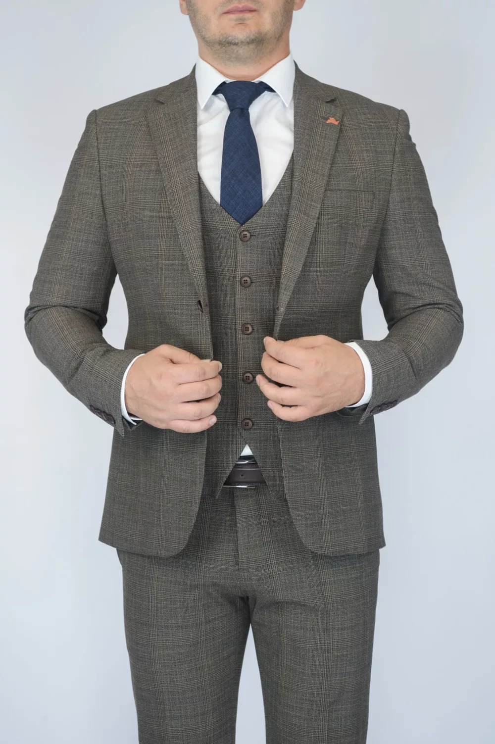 Костюм-тройка шоколадного цвета в клетку Каталог