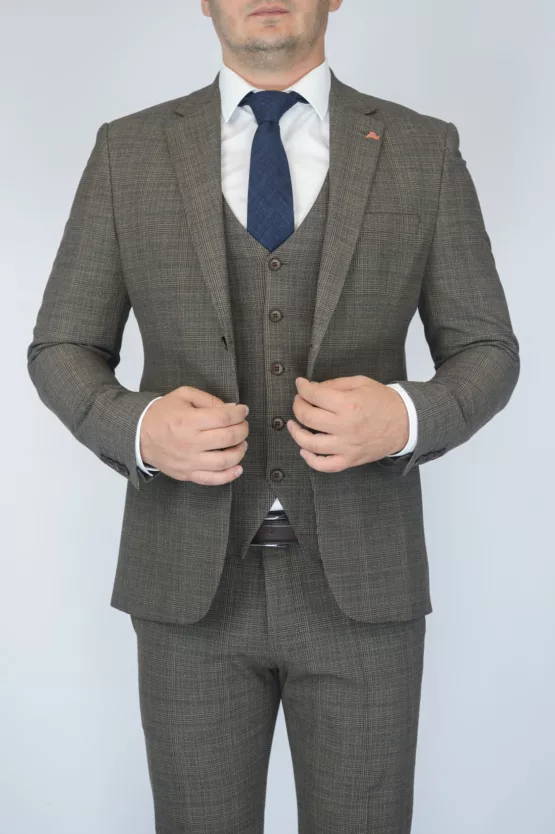 Костюм-тройка шоколадного цвета в клетку Каталог