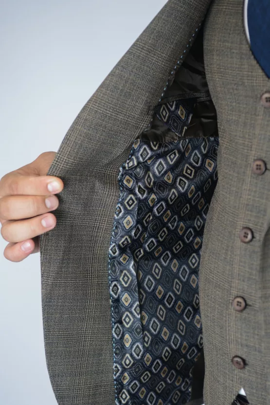 Костюм-тройка шоколадного цвета в клетку Каталог