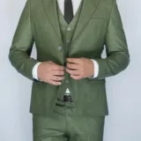 Костюм-тройка фисташковый оттенок Вечерние мужские костюмы