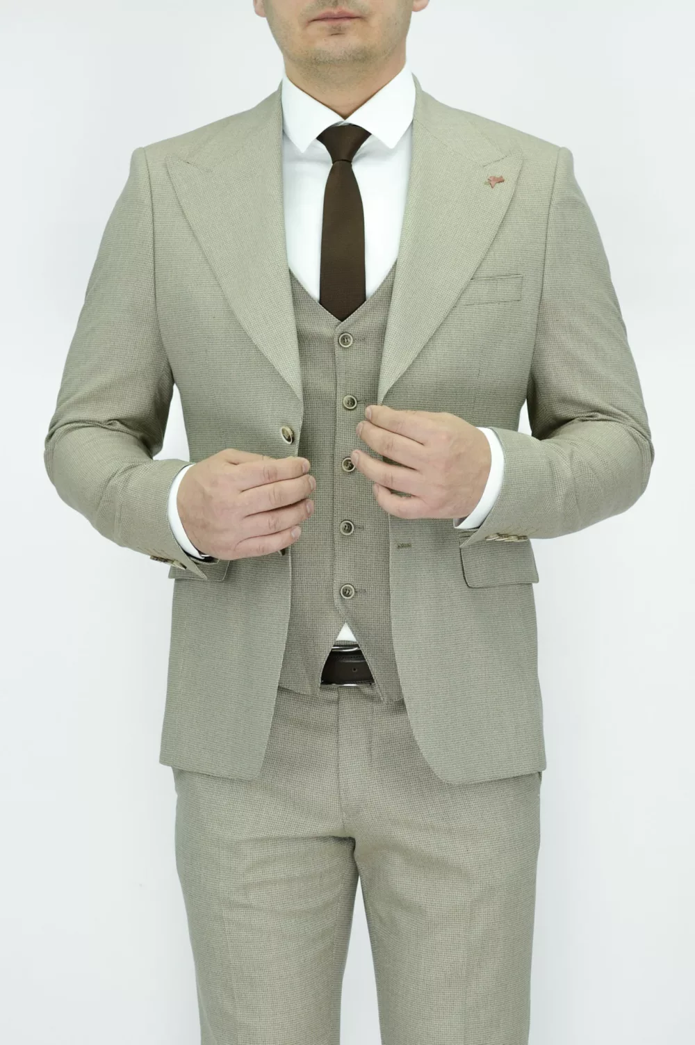 Костюм-тройка песочного цвета перфорированная ткань Каталог