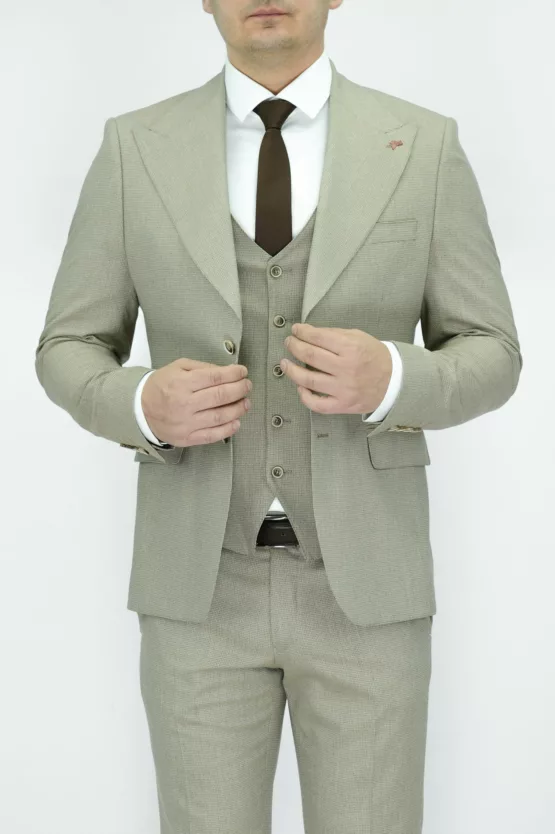 Костюм-тройка песочного цвета перфорированная ткань Каталог